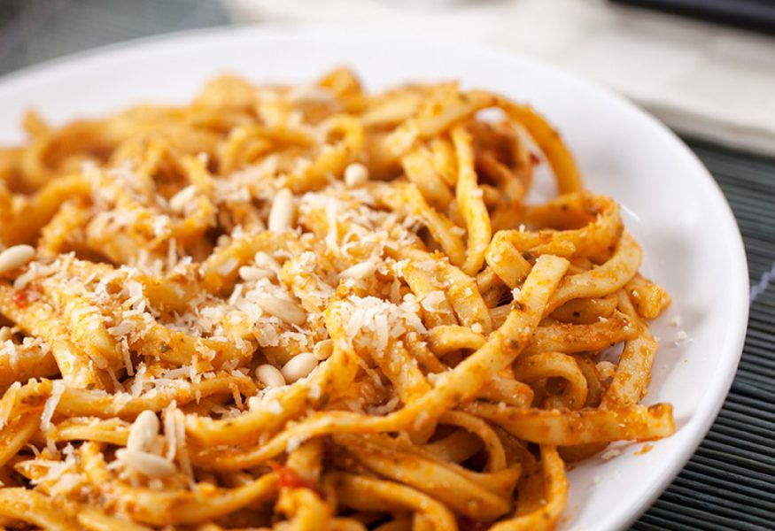 Bavette pasta with a tomato pesto