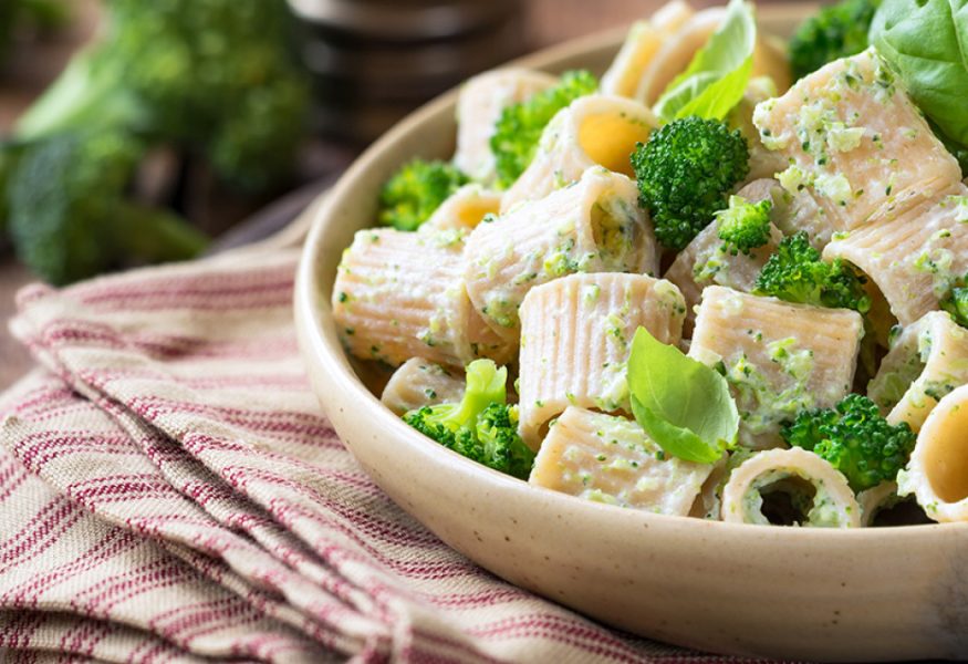 Mezze maniche con broccoli e ricotta salata