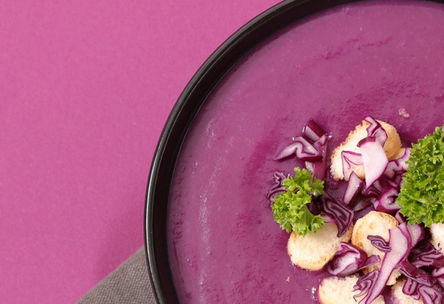 Red cabbage cream soup with croutons